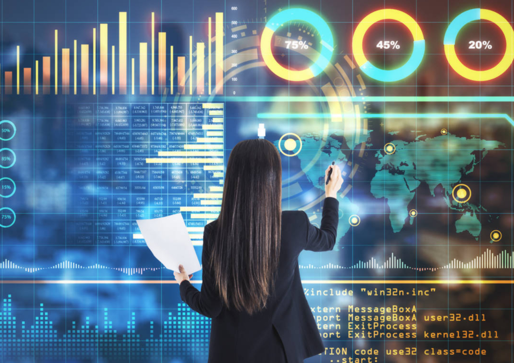 Mujer viendo graficos de datos y analizando. Estrategia de marketing. Consumer Insighhts. Business intelligence. Data & Analytics.